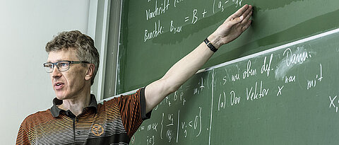 Professor Kanzow in front of a blackboard