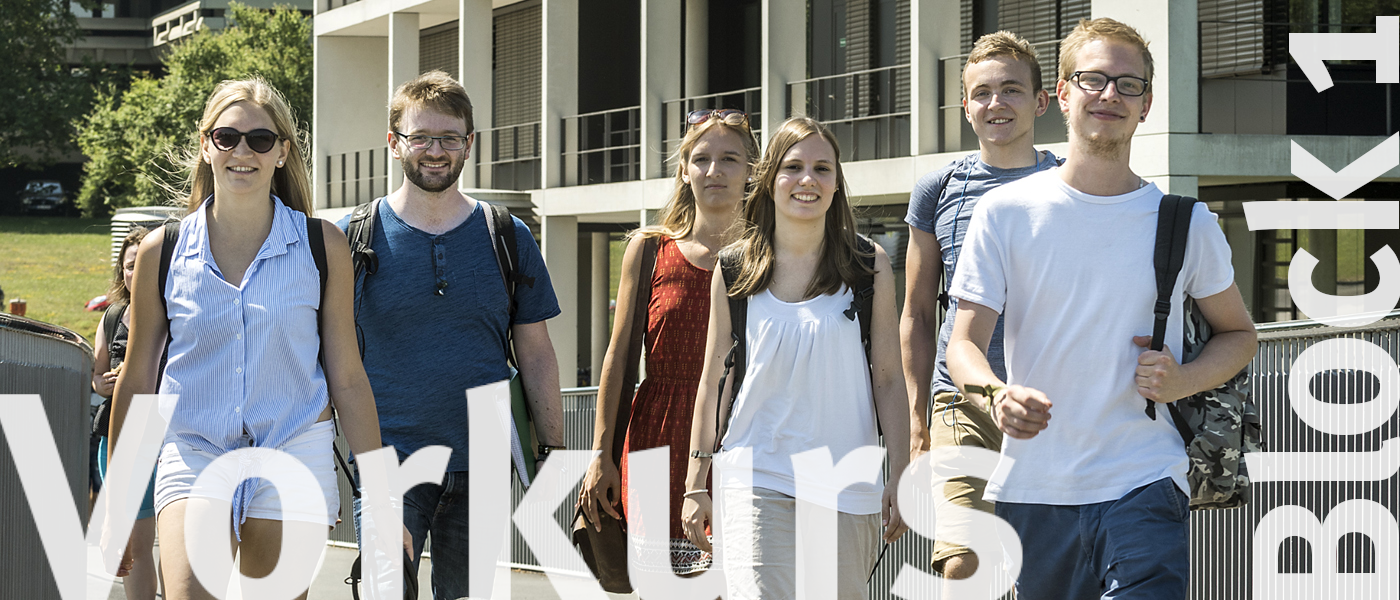 Studierende auf dem Campus