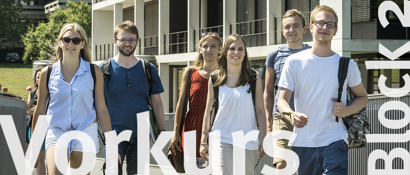 Studierende auf dem Campus