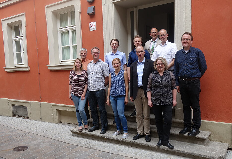 Teilnehmer des ROENOBIO Workshops vor dem Welz Haus in Würzburg        