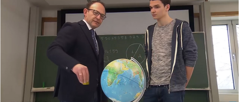 Professor erklärt Student Mathematik am Globus