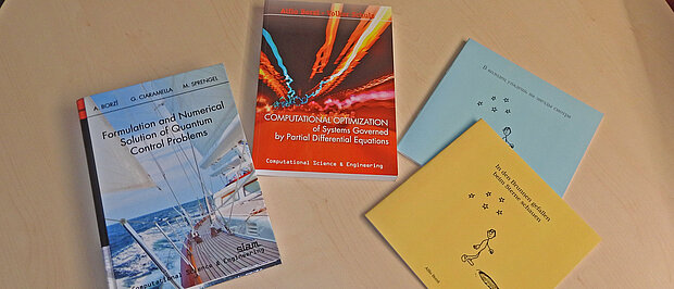 Bücher auf Schreibtisch (Autor: Prof. Dr. Alfio Borzi)