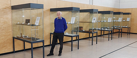 Prof. Dr. Vollrath mit seiner Ausstellung im Pabel-Hörsaal