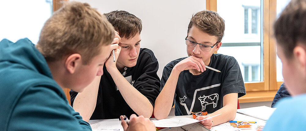 Schüler denken über eine Aufgabe des Mathe-Camps der Universität Würzburg nach.
