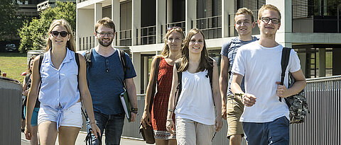 Studierende auf dem Campus