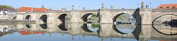 Blick auf Alte Mainbrücke in Würzburg