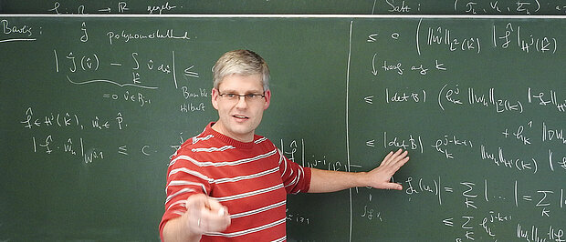 Professor Daniel Wachsmuth vor Tafel