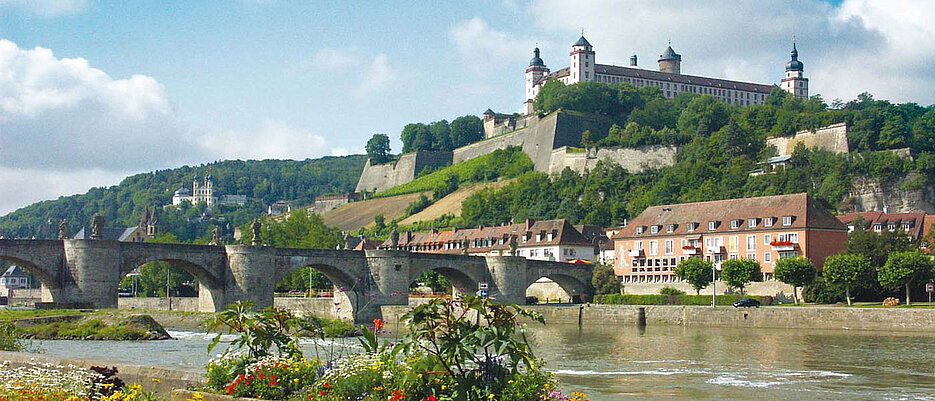 Alte Mainbrücke und Festung Marienberg, vom Mainufer aus gesehen.